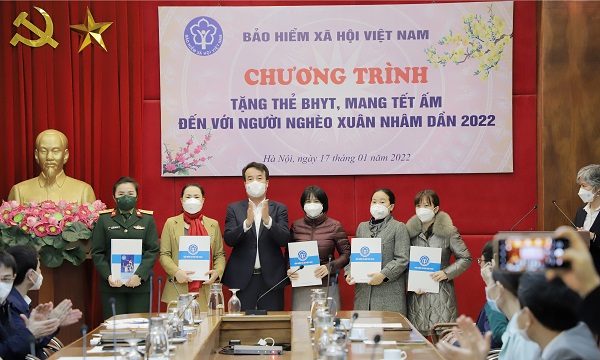 BHXH Việt Nam trao quà Tết cho bệnh nhân có hoàn cảnh khó khăn