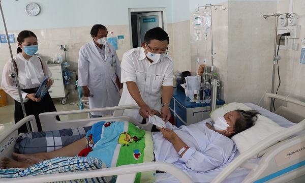 BHXH tỉnh An Giang, Trà Vinh, Quảng Nam: Tặng thẻ BHYT cho người nghèo, bệnh nhân khó khăn