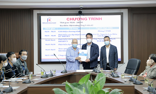 Tổng Giám đốc Nguyễn Thế Mạnh trao quà cho bệnh nhân tại BV Đại học Y Hà Nội