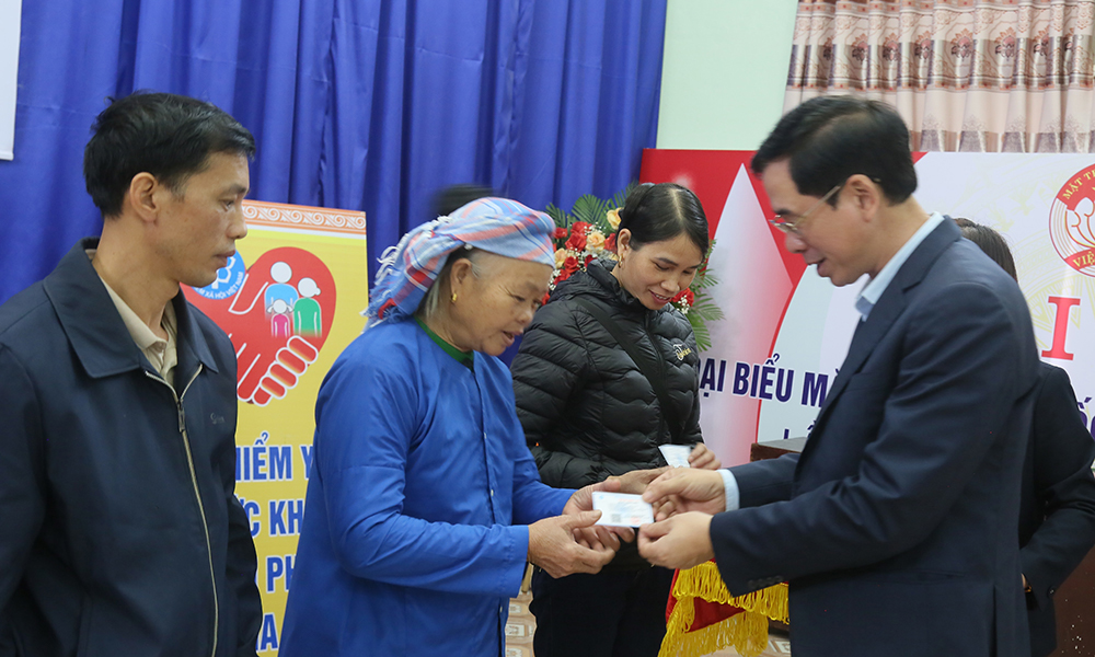 Lan tỏa Chương trình Tặng sổ BHXH, thẻ BHYT đến với bà con tỉnh Lào Cai
