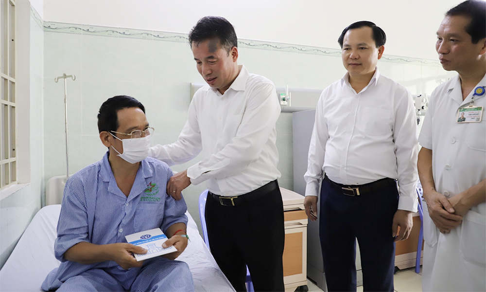 Tổng Giám đốc Nguyễn Thế Mạnh thăm và tặng quà cho bệnh nhân đang điều trị tại BV Quân y 175