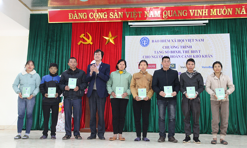 Tặng sổ BHXH, thẻ BHYT cho người có hoàn cảnh khó khăn tại Tuyên Quang