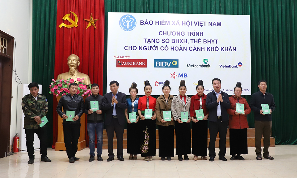 Tổng Giám đốc Nguyễn Thế Mạnh tặng sổ BHXH, thẻ BHYT cho người có hoàn cảnh khó khăn và chúc Tết người có công ở Sơn La