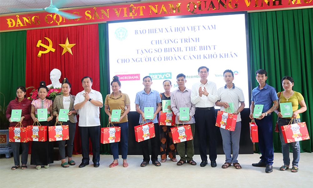 Chương trình tặng sổ BHXH, thẻ BHYT lên với bà con các dân tộc tỉnh Điện Biên