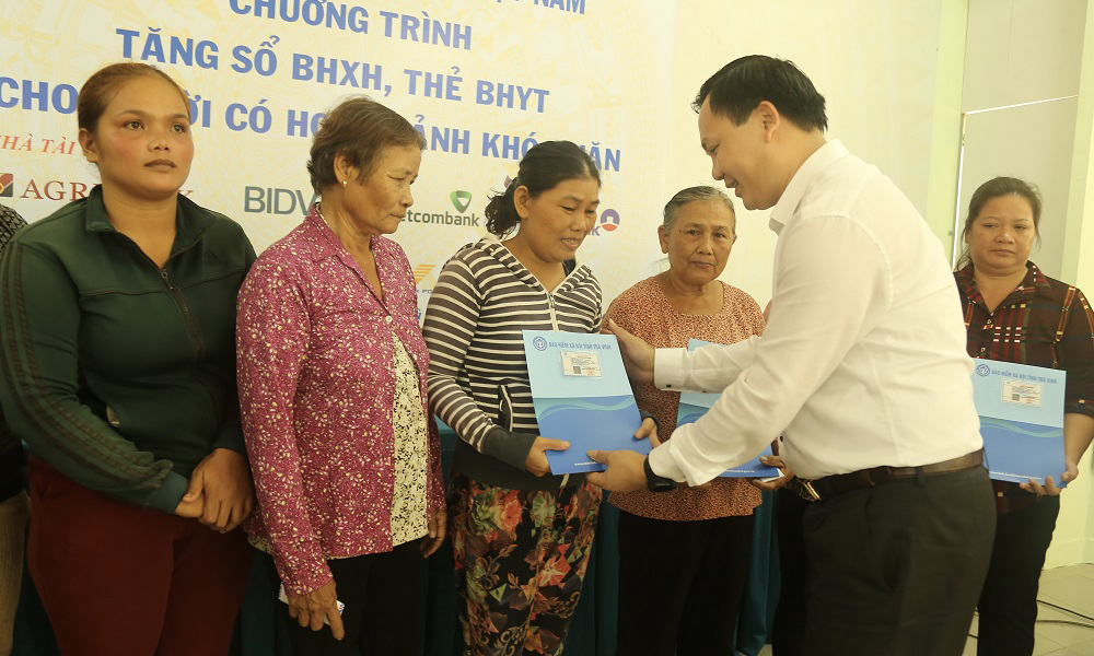 Trao tặng sổ BHXH, thẻ BHYT cho người dân khó khăn ở Trà Vinh