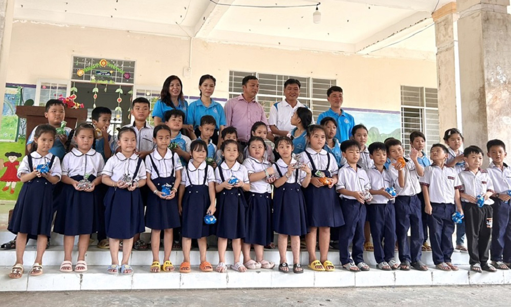 BHXH tỉnh Kiên Giang thăm và tặng quà Tết trường học ở xã đảo Tiên Hải