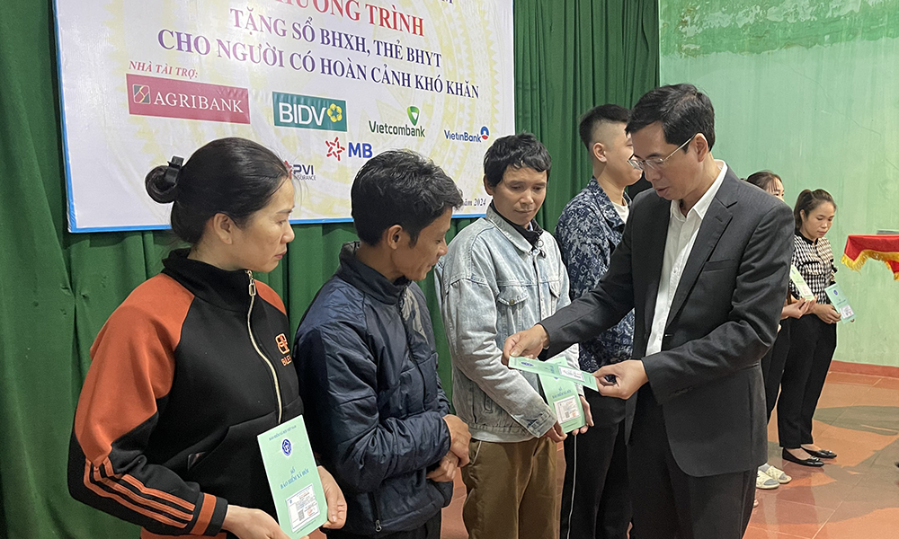Trao tặng sổ BHXH, thẻ BHYT cho người có hoàn cảnh khó khăn trên địa bàn tỉnh Bắc Giang