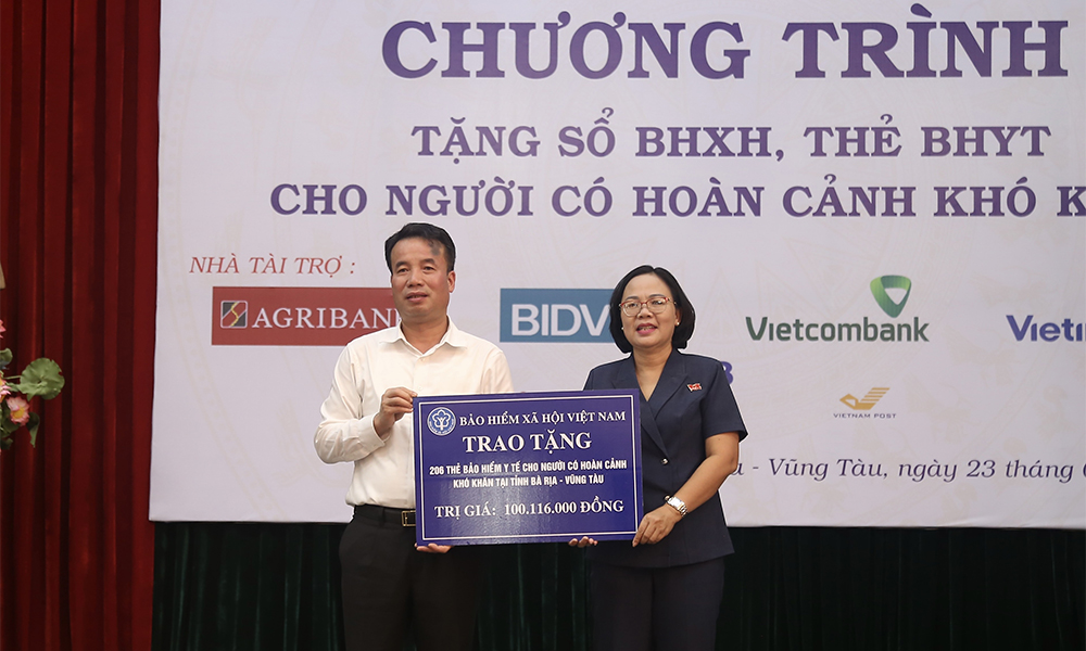 Lãnh đạo BHXH Việt Nam trao tặng hơn 200 thẻ BHYT cho người có hoàn cảnh khó khăn ở Bà Rịa-Vũng Tàu