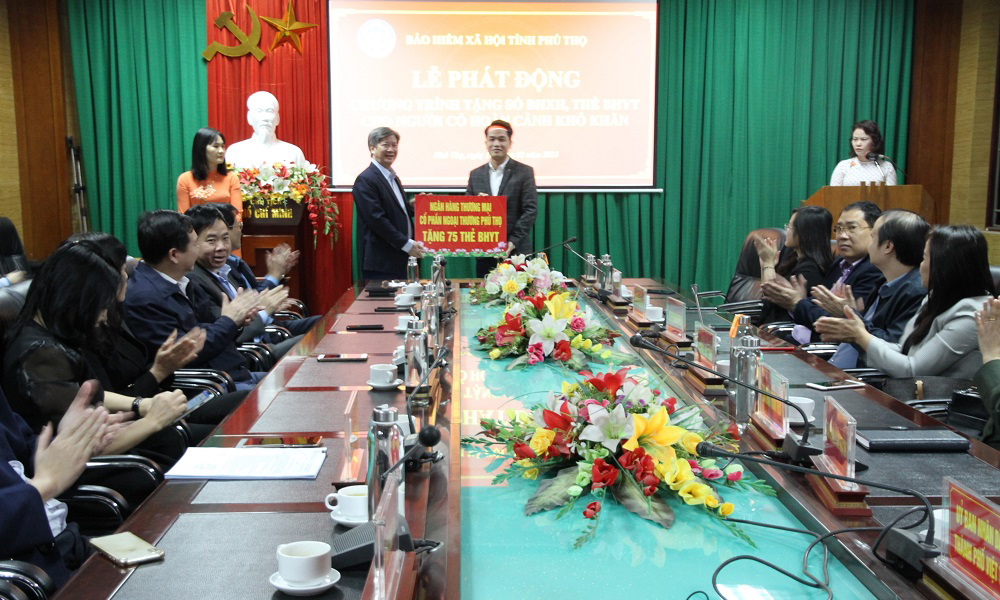 BHXH tỉnh Phú Thọ phát động Chương trình tặng sổ BHXH, thẻ BHYT năm 2023