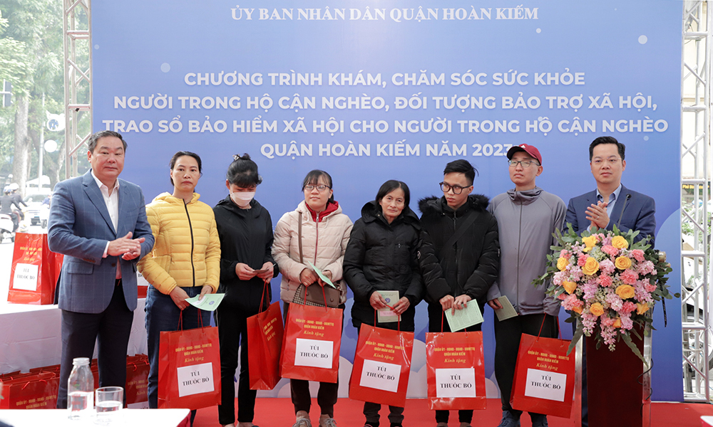 Hà Nội: Người dân quận Hoàn Kiếm xúc động khi được tặng sổ BHXH và khám sức khỏe miễn phí