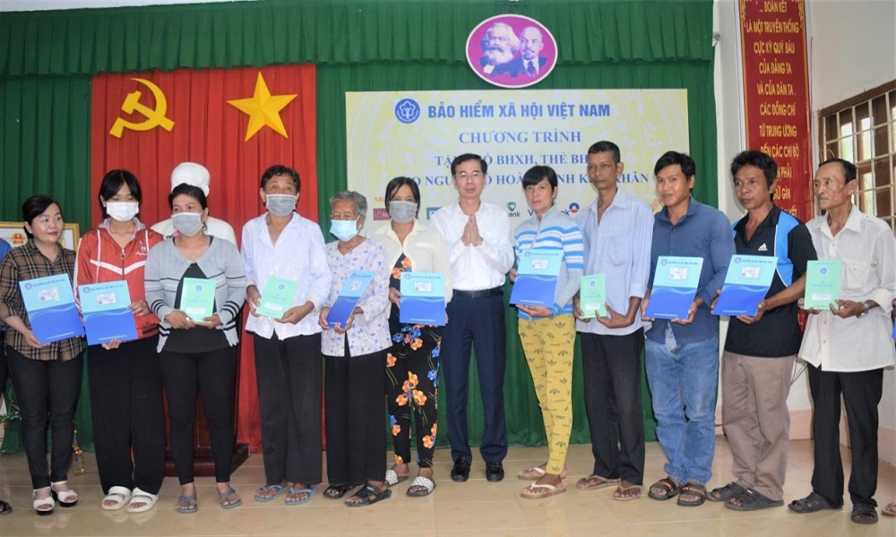 Gần 1.500 người dân hoàn cảnh khó khăn ở  Trà Vinh được tặng sổ BHXH, thẻ BHYT