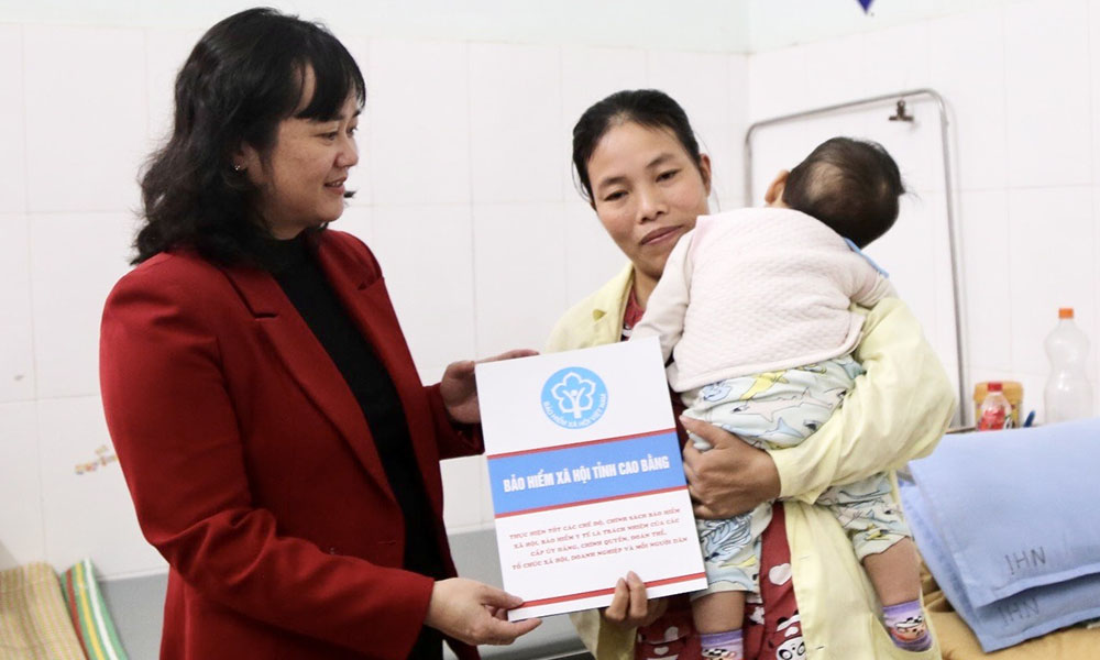 BHXH tỉnh Cao Bằng: Thăm, tặng quà Tết cho bệnh nhân nghèo