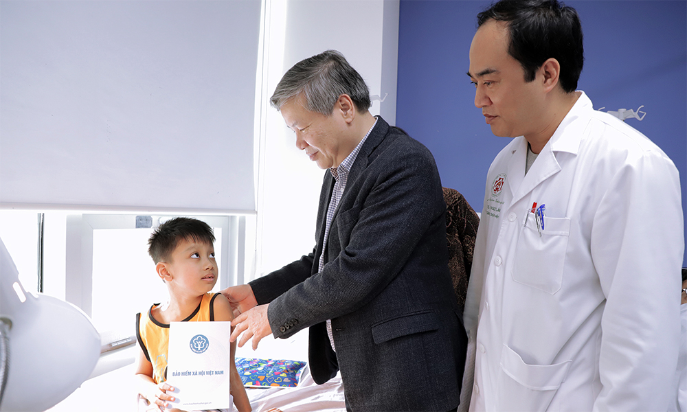 Phó Tổng Giám đốc Nguyễn Đức Hòa tặng quà cho bệnh nhân BHYT có hoàn cảnh khó khăn tại Hà Nội 