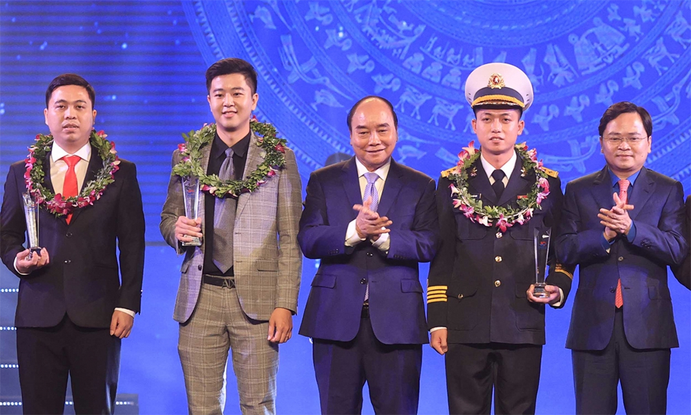 Chủ tịch nước trao Giải thưởng “Gương mặt trẻ Việt Nam tiêu biểu năm 2021”