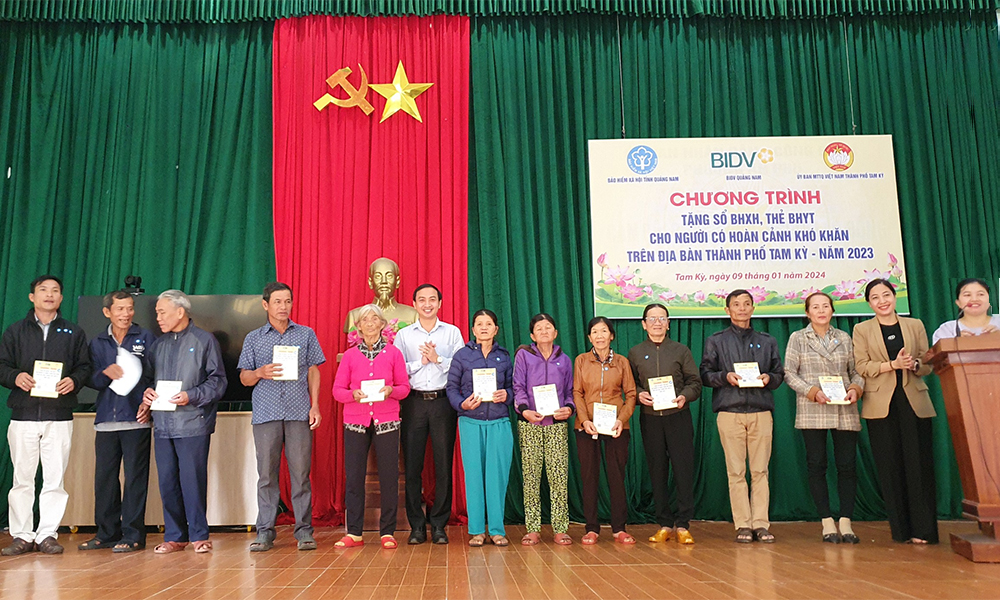 BHXH tỉnh Quảng Nam: Đề xuất đưa nội dung tặng sổ BHXH, thẻ BHYT vào hoạt động thiện nguyện của Mặt trận