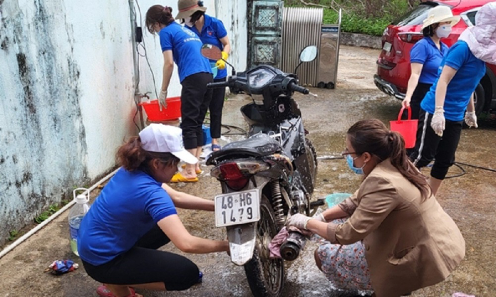 Đoàn Thanh niên BHXH tỉnh Đắk Nông: Rửa xe gây quỹ lo buôn làng khó khăn