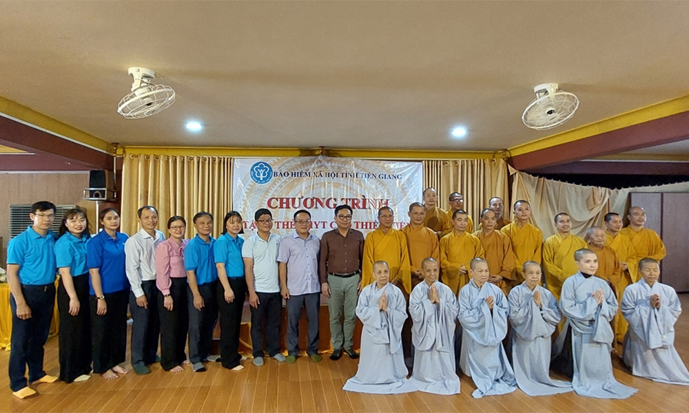 BHXH tỉnh Tiền Giang tặng thẻ BHYT cho các tăng, ni Thiền viện Trúc Lâm Chánh Giác