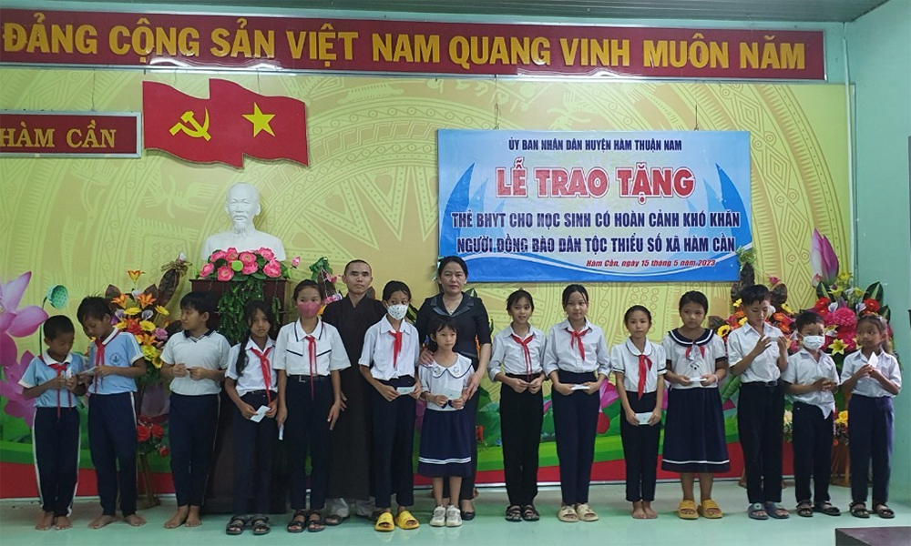 Bình Thuận: Ban Trị sự Phật giáo huyện Hàm Thuận Nam tặng thẻ BHYT cho HS có hoàn cảnh khó khăn