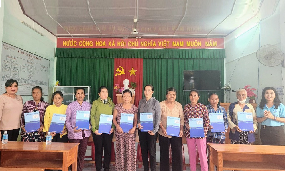 BHXH tỉnh Trà Vinh tặng 50 thẻ BHYT cho phụ nữ có hoàn cảnh khó khăn