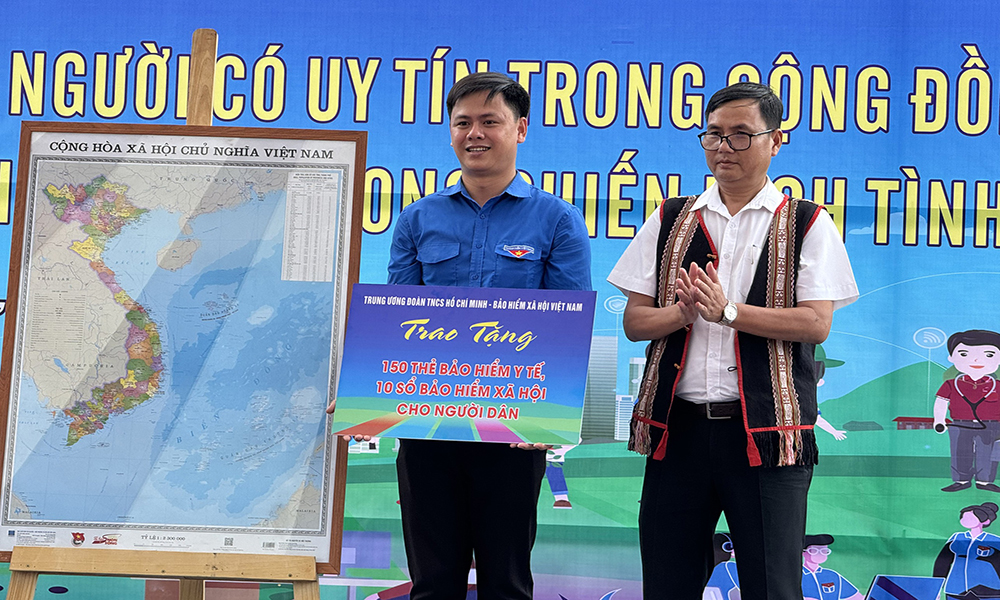Kon Tum: Trao tặng thẻ BHYT, BHXH cho người dân tại huyện Đăk Hà 