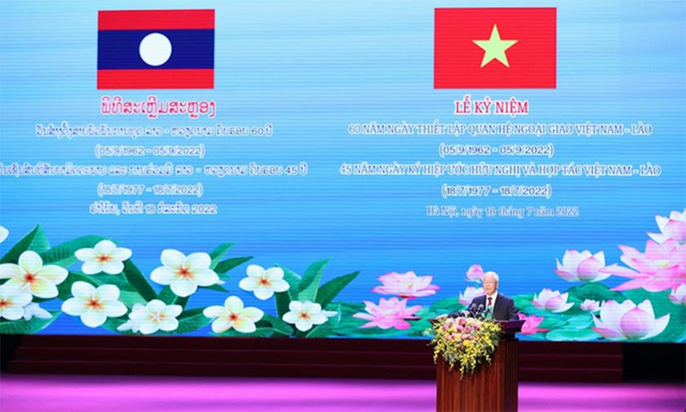 Tình nghĩa Việt-Lào cao hơn núi, dài hơn sông, rộng hơn biển cả, sáng hơn trăng rằm