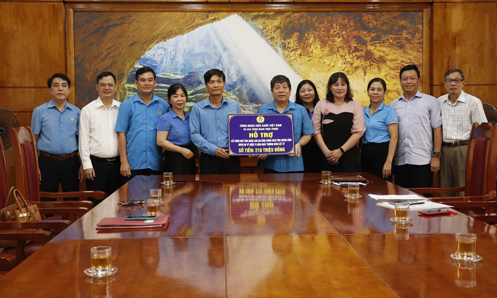 Công đoàn cơ quan BHXH Việt Nam tham gia hỗ trợ xây nhà tình nghĩa cho gia đình chính sách tại Quảng Bình