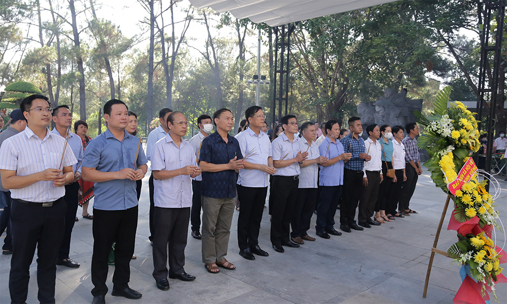 Phó Tổng Giám đốc Trần Đình Liệu và Đoàn công tác dâng hương tri ân các anh hùng liệt sĩ tại Quảng Trị