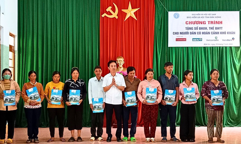 Đắk Nông: Trao tặng thẻ BHYT cho người DTTS có hoàn cảnh khó khăn trên địa bàn xã Đắk Nia
