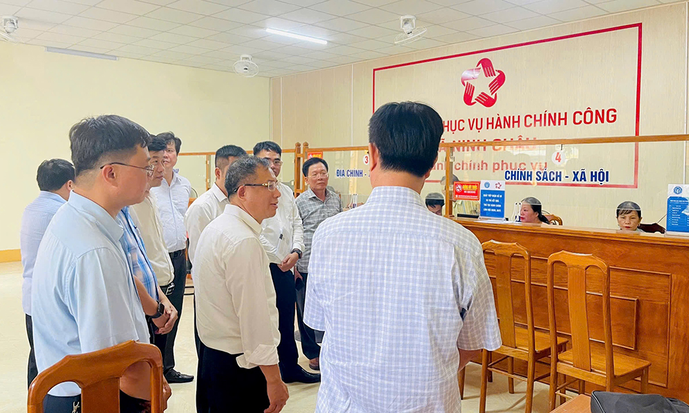Giám đốc BHXH Việt Nam Lê Hùng Sơn thăm và làm việc tại Trung tâm Phục vụ Hành chính công xã Ninh Châu (Quảng Trị)