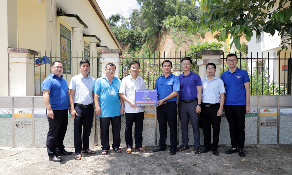 Đoàn Thanh niên Cơ quan BHXH Việt Nam trao tặng thùng rác cho xã Linh Thông