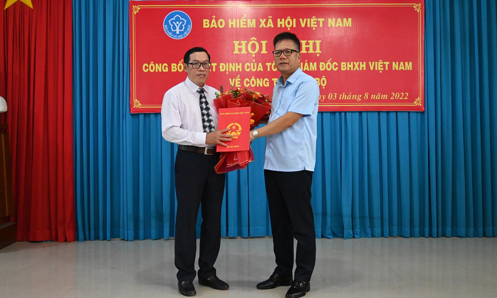 Phó Tổng Giám đốc Trần Đình Liệu trao Quyết định bổ nhiệm Phó Giám đốc BHXH tỉnh Bến Tre