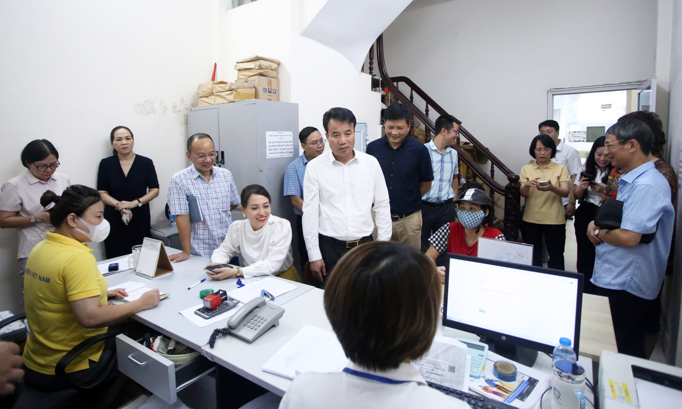Tổng Giám đốc Nguyễn Thế Mạnh kiểm tra công tác phục vụ người dân, thực hiện chức năng tra cứu thông tin đóng BHXH tự nguyện, BHYT