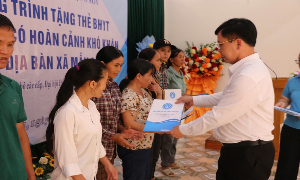 Những tấm thẻ BHYT mang hy vọng trở về 