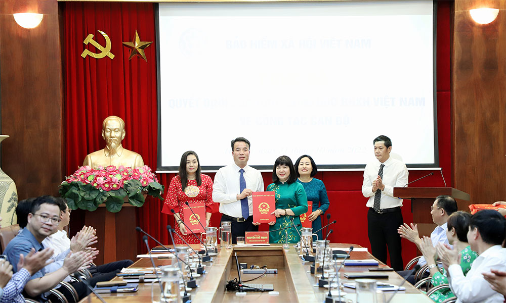 BHXH Việt Nam công bố và trao các quyết định về nghỉ hưu, bổ nhiệm, điều động và bổ nhiệm cán bộ quản lý