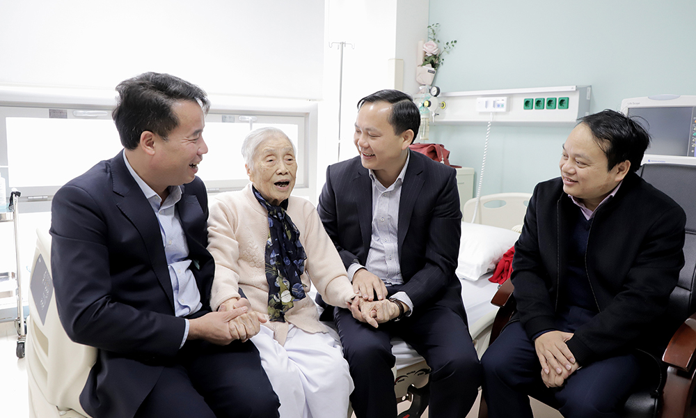 Lãnh đạo BHXH Việt Nam thăm, chúc Tết nguyên Phó Chủ tịch nước Nguyễn Thị Bình