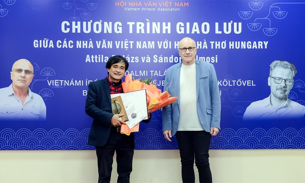 Nhà thơ Phan Hoàng nhận Giải thưởng nghệ thuật Danube của Hungary