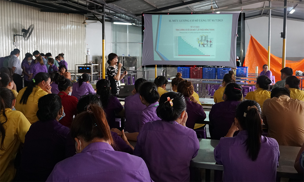 Công ty TNHH May thêu Thuận Phương: Gần 1.000 công nhân được tuyên truyền chính sách BHXH và cài đặt ứng dụng VssID