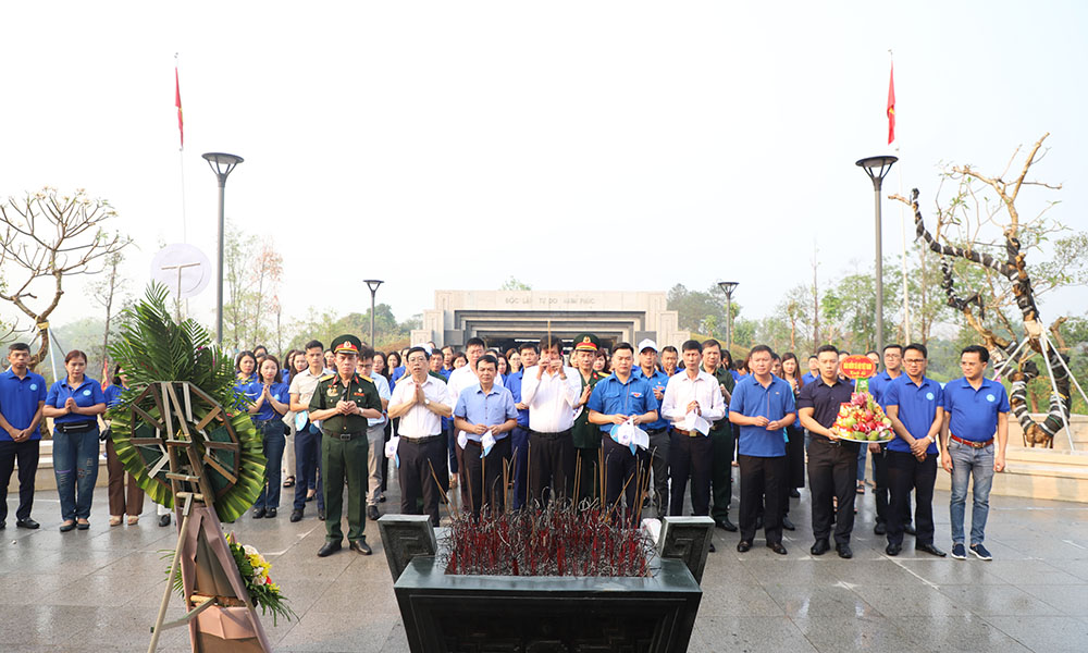 Đoàn công tác BHXH Việt Nam dâng hương tưởng niệm các anh hùng liệt sĩ hy sinh trong Chiến dịch Điện Biên Phủ