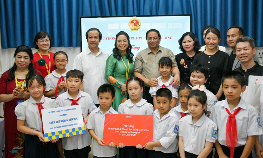 Thủ tướng thăm, tặng quà học sinh có hoàn cảnh đặc biệt