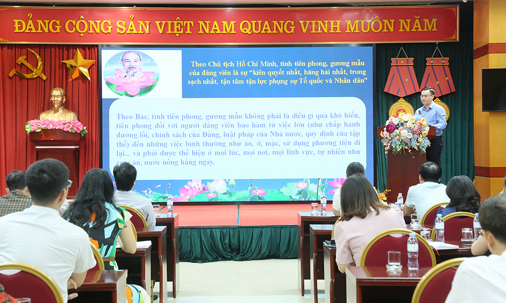 Quan điểm Chủ tịch Hồ Chí Minh về tính tiên phong, gương mẫu của cán bộ, đảng viên 