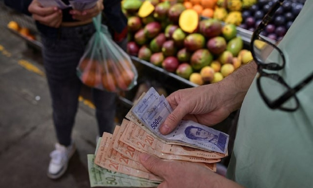Công chức Venezuela được nhận 130 USD tiền thưởng mỗi tháng