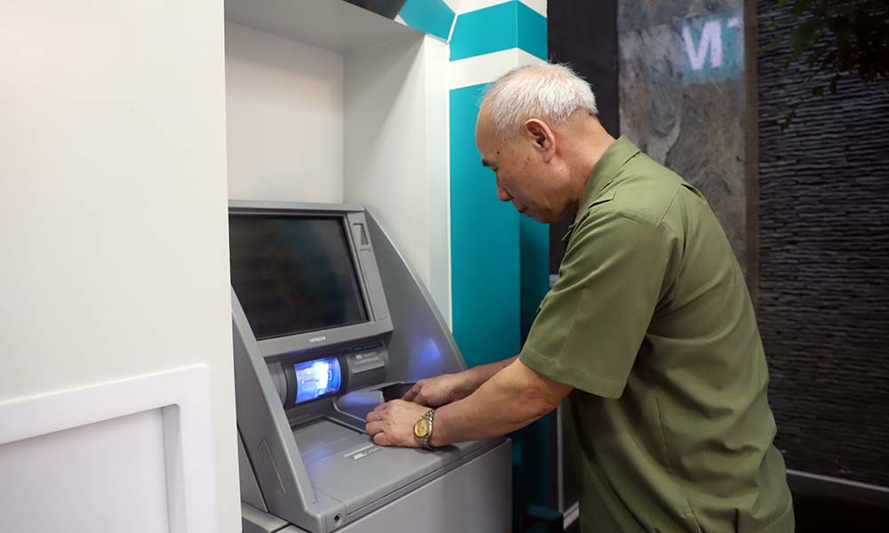 Nhận lương hưu, trợ cấp BHXH qua thẻ ATM: Người dân đồng tình hưởng ứng