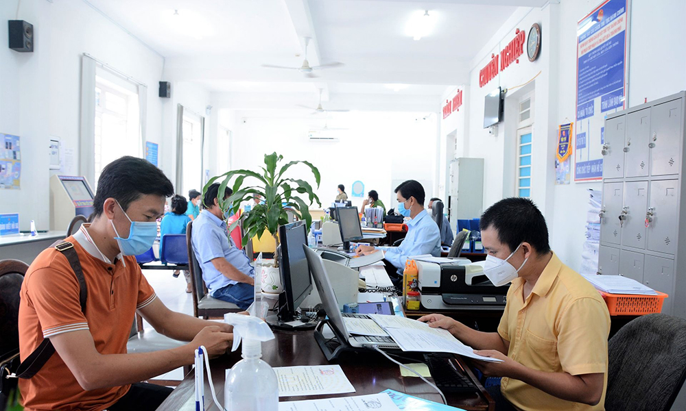 Người làm việc tại bộ phận “một cửa” của Hà Nội được hỗ trợ 5 triệu đồng/tháng