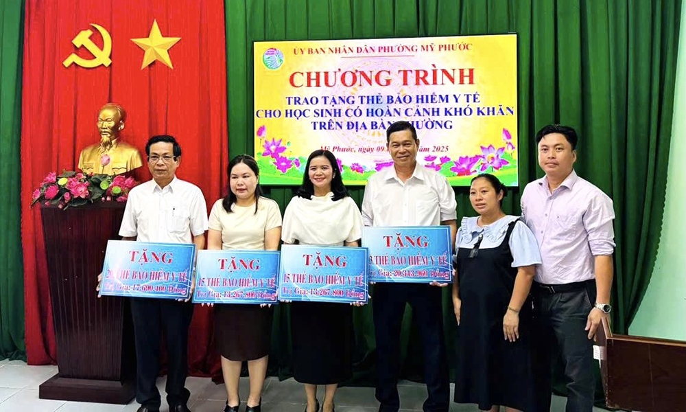 BHXH TP.Bến Cát (Bình Dương): Trao 105 thẻ BHYT cho học sinh có hoàn cảnh đặc biệt khó khăn
