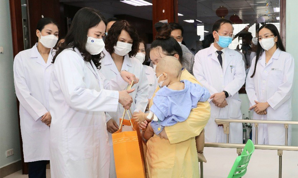 Phó Chủ tịch nước Võ Thị Ánh Xuân thăm và tặng quà các bệnh nhi tại BV Nhi Trung ương