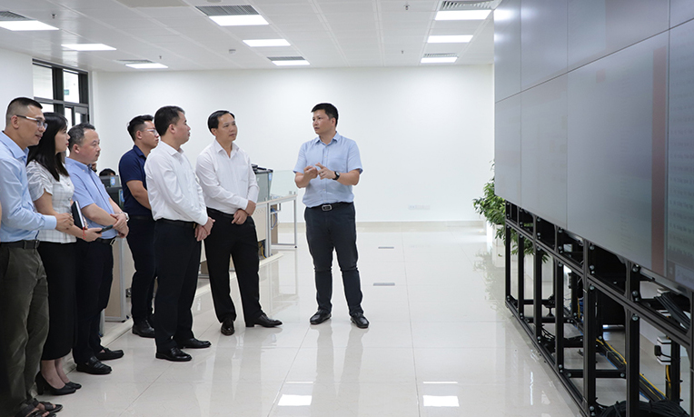 Tổng Giám đốc Nguyễn Thế Mạnh kiểm tra trung tâm điều hành CNTT của Ngành