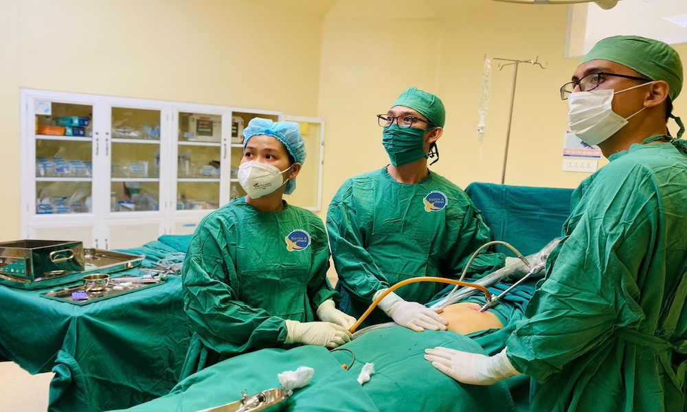 Khối u bì chứa đầy tóc trong buồng trứng của người phụ nữ