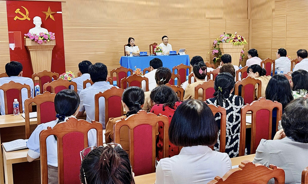Trong khó khăn, chúng ta cần chia sẻ, gánh vác công việc cho nhau