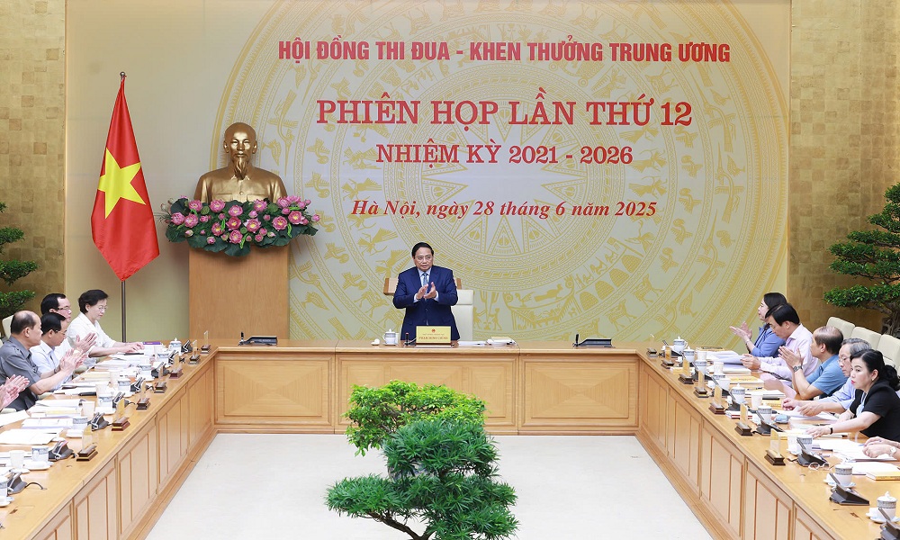 Nghiên cứu phát động phong trào toàn dân thi đua xây dựng, phát triển đất nước