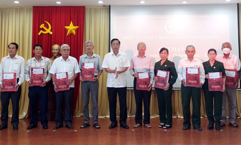 Hội Cựu chiến binh TP.Đà Nẵng tặng 66 sổ BHXH tự nguyện cho hội viên nghèo vượt khó